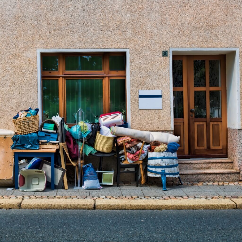Reichenbach, Deutschland - 22.07.2021 - Hausfassade mit Haushaltsräumung und Entsorgung